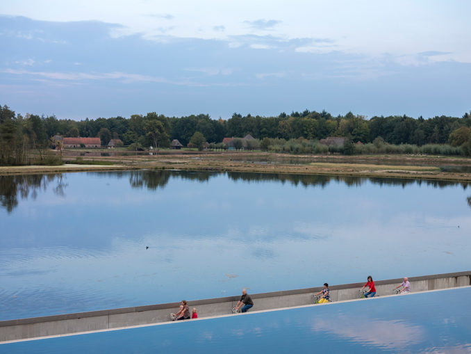 Main Sepeda Di Tengah Danau Tanpa Takut Basah